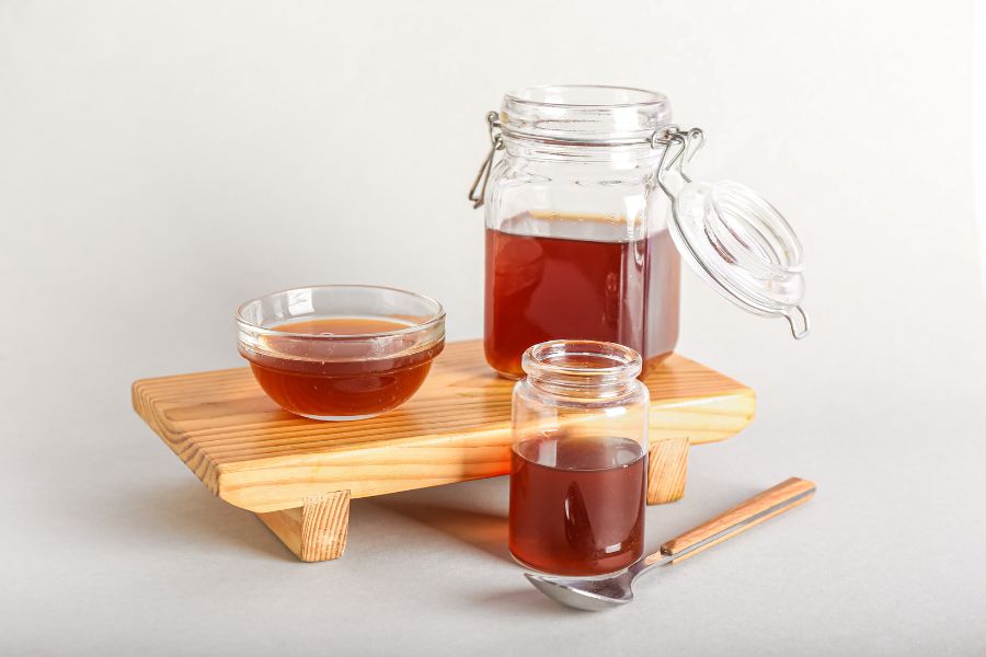 How To Store Maple Syrup Buy It Canada   Jar And Bowl Of Maple Syrup 